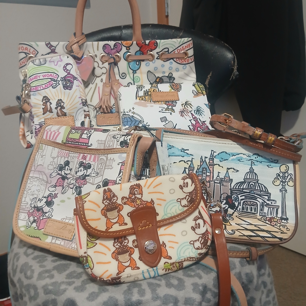6♡ Disney Dooney & Bourke|| Crossbody Bags, Purse, And Wallets "SKETCH STYLE" - Picture 2 of 4